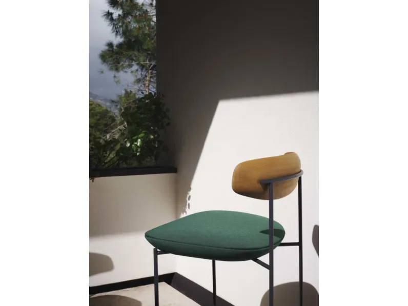 Sgabello Keel con struttura in tondino metallico, schienale in legno di Iroko e seduta in tessuto imbottito di Potocco