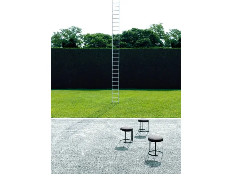 Sgabello Nina in tessuto imbottito e metallo di Living Divani