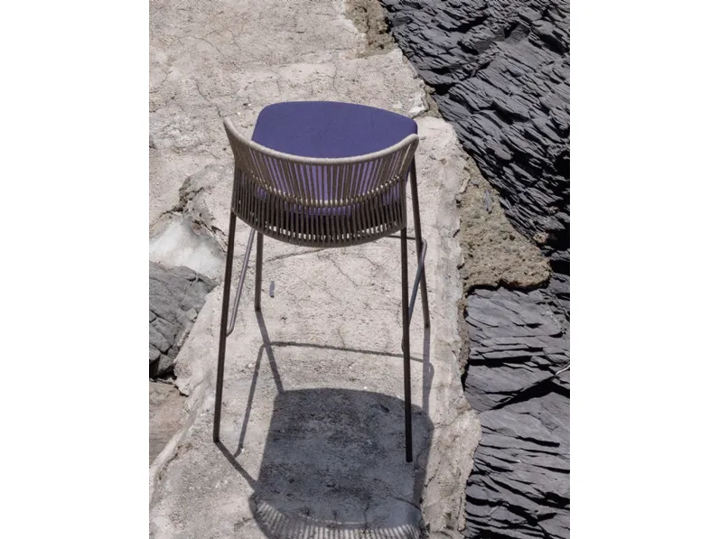 Sgabello Ola con struttura in acciaio, schienale in nastro intrecciato e seduta in tessuto imbottito di Potocco