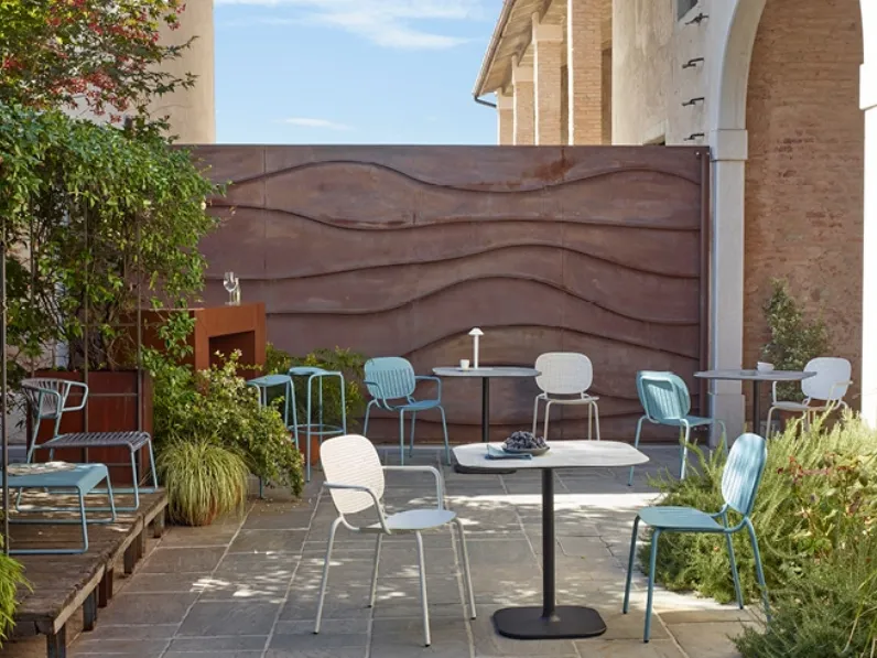 Sedia da esterno in lamiera zincata verniciata Si Si Barcode di Scab Design