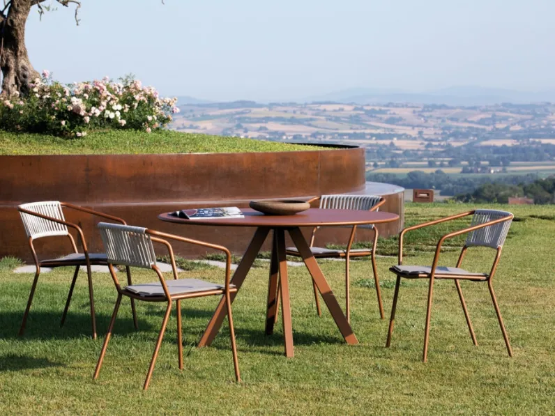 Sedia con braccioli Slot Rope in metallo e corda di Vermobil