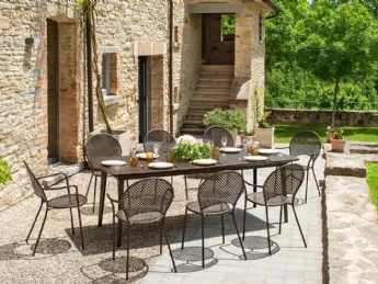 Sedia Sole Emu: design essenziale in acciaio, per esterni senza tempo.