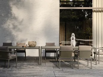 La collezione Soleva di Molteni & C unisce tavoli e sedie dal design elegante e senza tempo.