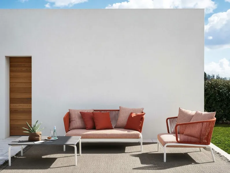 Arredo da esterno in tessuto con tavolino in pietra Spool di Roda