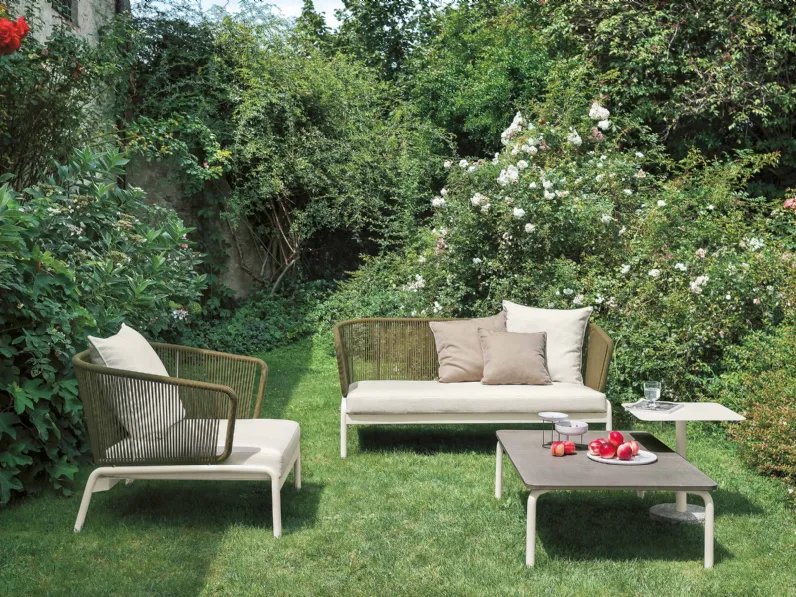 Arredo da esterno in tessuto con tavolino in pietra Spool di Roda