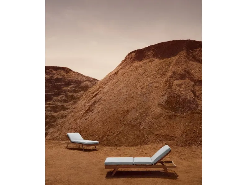 Lettino Synthesis in teak, fibra sintetica e tessuto imbottito di Unopiu