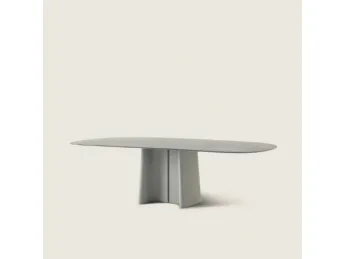 Il tavolo Tara Outdoor di Flexform è un'opera in cemento che unisce design e resistenza per esterni.