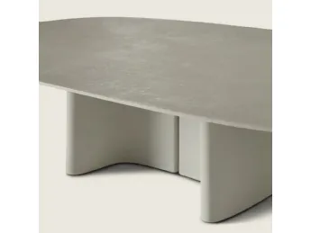 Il tavolino Tara Outdoor di Flexform è in cemento.