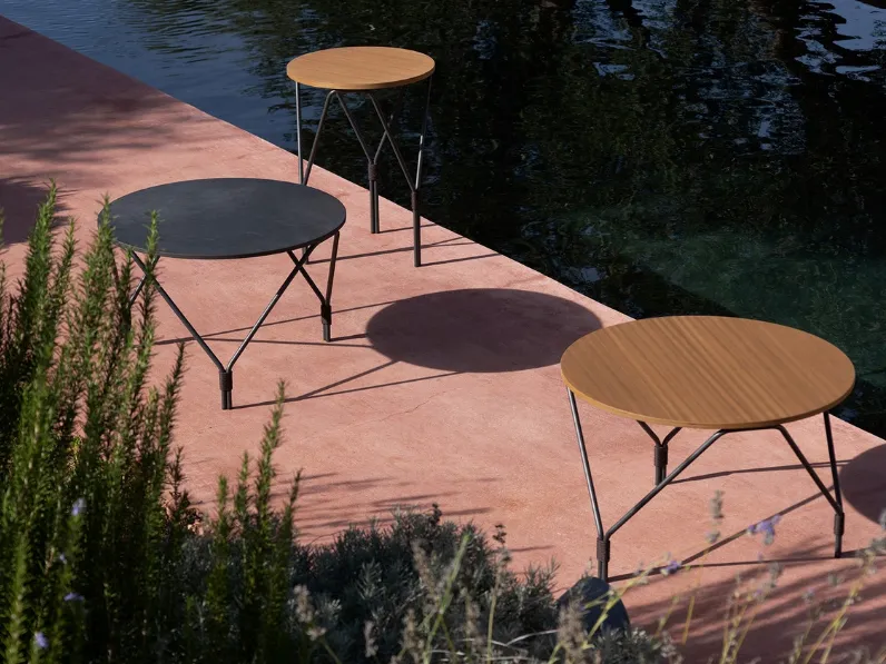 Tavolini rotondi in due diverse altezze con top in massello di Iroko o porcellana laminata con base in metallo verniciato Weld di Potocco