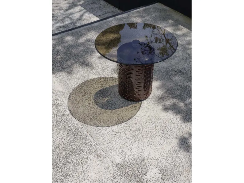 Tavolino rotondo in vetro temperato con base in ceramica con decorazione in bassorilievo Hishi di Potocco