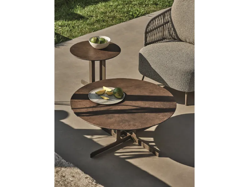 Tavolino Nell con top in gres ossido bruno e struttura in metallo di Ditre Italia