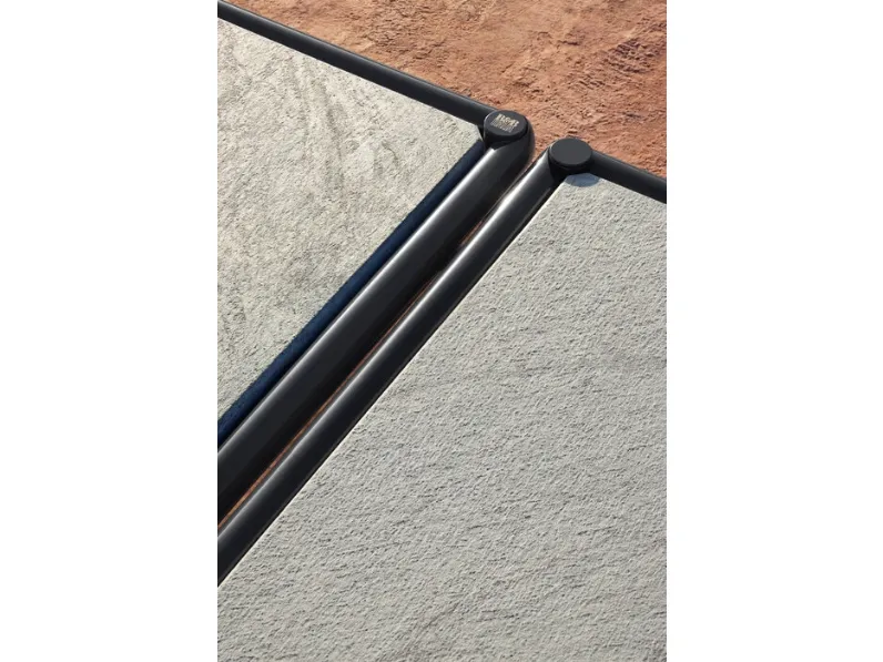 Tavolino Nooch in pietra e alluminio di B&B Italia