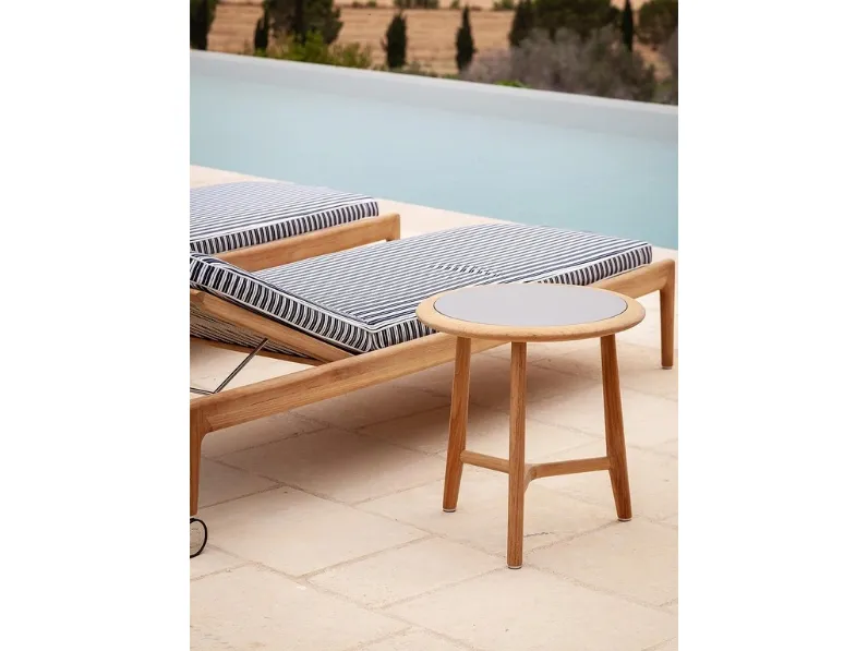 Tavolino rotondo The Secret Garden con top in gres e struttura in Teak di Poltrona Frau
