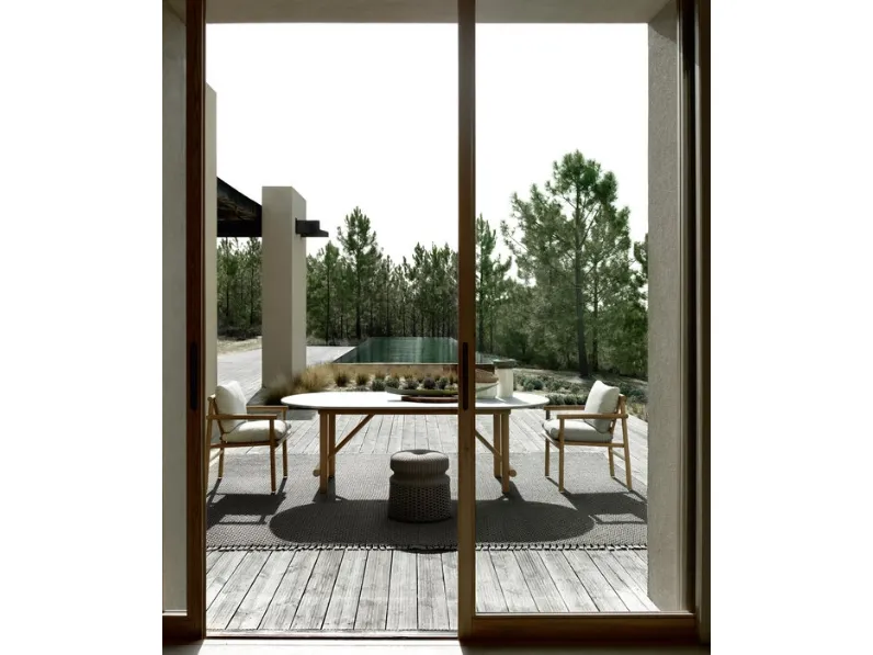 Tavolo ovale Ayana in pietra Serpentino con struttura in legno massello di B&B Italia