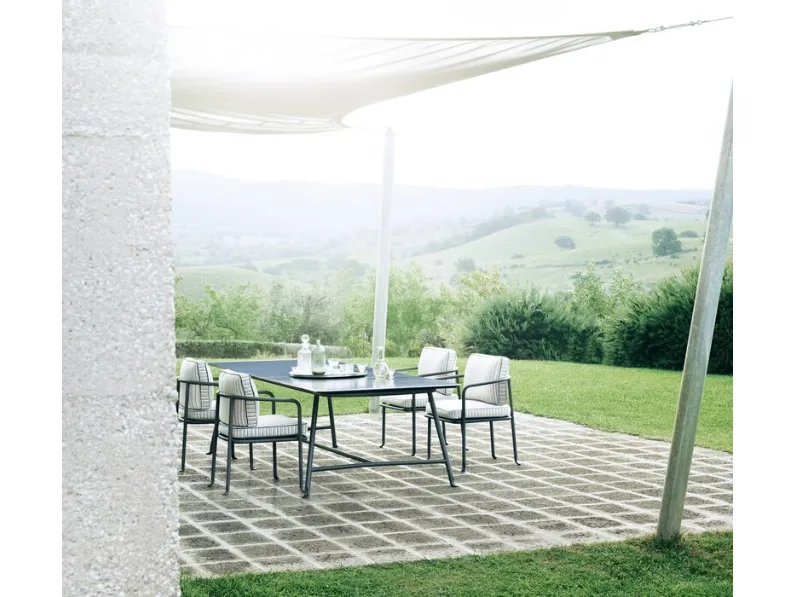 Tavolo Borea in pietra lavica smaltata e base in acciaio inox di B&B Italia