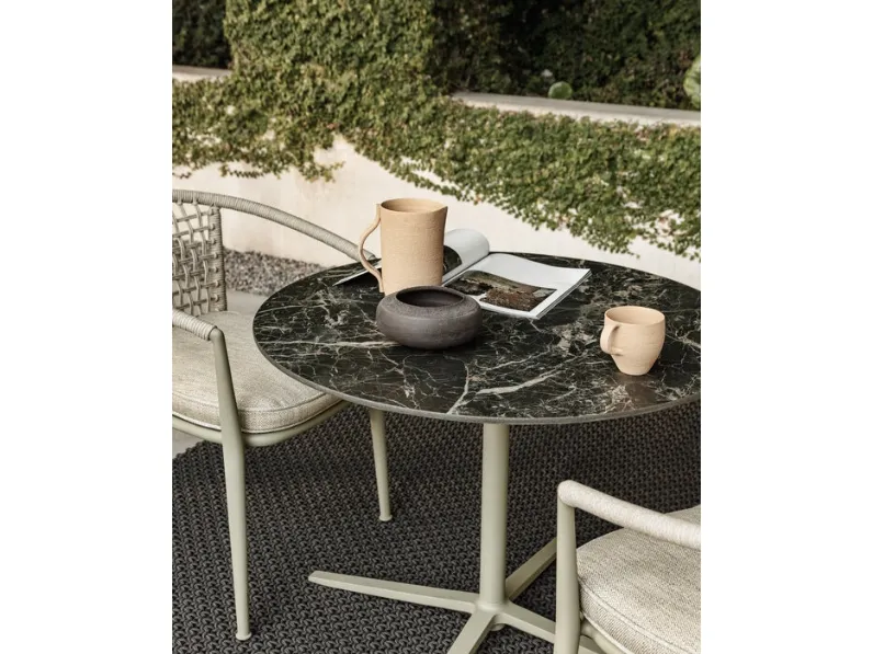 Tavolo outdoor rotondo in gres porcellanato con struttura in alluminio Cosmos di B&B Italia