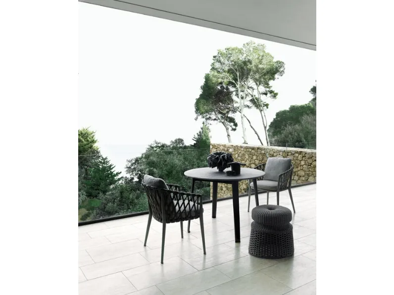 Tavolo dalla forma rotonda Ginepro con top in pietra Serpentino di B&B Italia