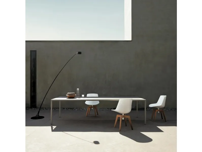 Tavolo Tense Outdoor in pietra ricostruita di MDF Italia