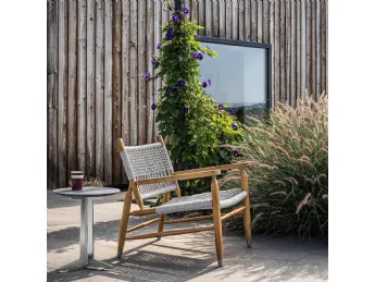 La Poltroncina Tessa Outdoor di Flexform è realizzata in massello di qualità superiore.