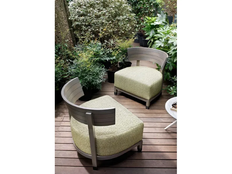 Poltroncina Thomas Outdoor in legno con seduta imbottita di Flexform