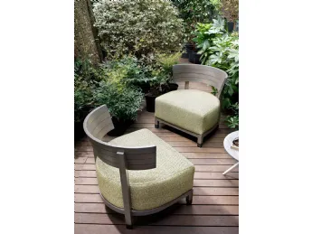 La poltroncina Thomas Outdoor di Flexform combina design contemporaneo e materiali resistenti per un