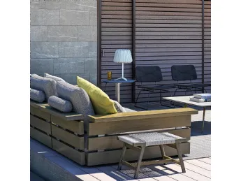 Il pouf Tonga di Flexform, in legno e corda, fonde design e comfort.