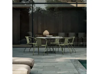 Il tavolo Flexform Torcello Outdoor, realizzato in pietra, offre eleganza e durata per gli spazi est