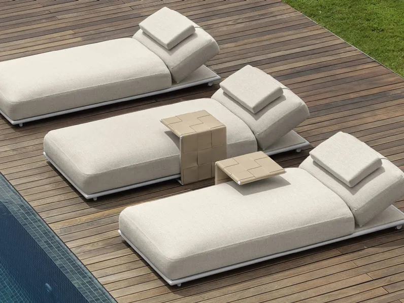 Lettino in tessuto e Tavolino in ecopelle Tressé di Talenti