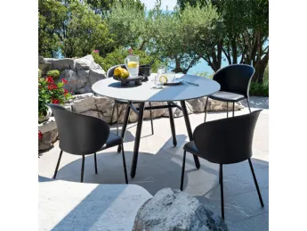 La sedia Tuka di Connubia Outdoor unisce design elegante e funzionalità per il tuo esterno.