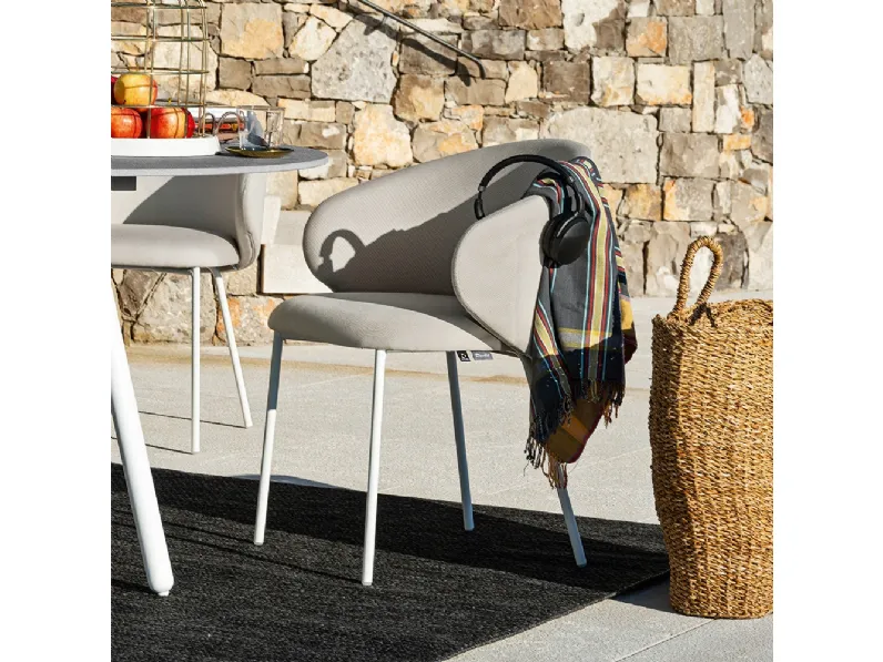 Poltroncina imbottita Tuka in tessuto idrorepellente con gambe in tubo metallico di Connubia Outdoor