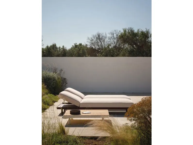 Lettino Prendisole in tessuto imbottito e Tavolino in legno Unduetre di Fast