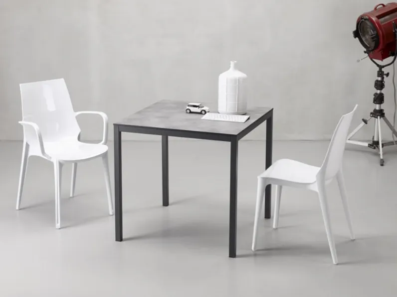 Sedia per esterno con o senza braccioli caratterizzata da un design fresco e contemporaneo di Scab Design