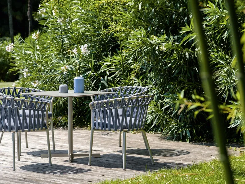 Poltroncina in tessuto e alluminio Emma Cross di Varaschin