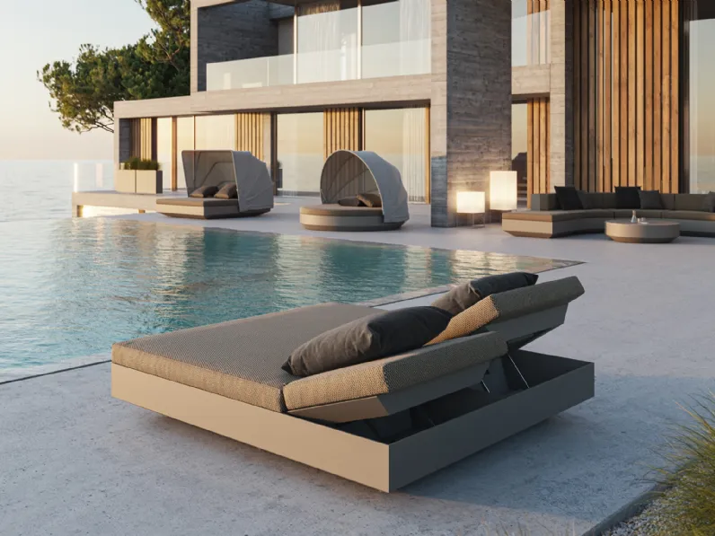 Lettino Vela Sun Bed in polietilene e tessuto di Vondom