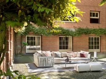 Il divano Zante di Flexform combina eleganza strutturale in legno e comfort moderno.