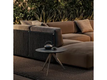 Il tavolino Zefiro Outdoor di Flexform unisce eleganza e funzionalità grazie alla sua robusta strutt