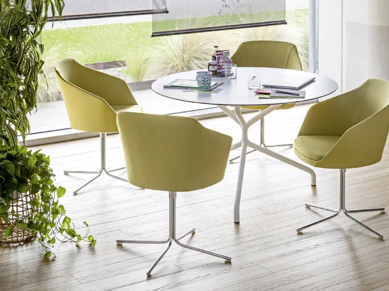 Seduta ospiti in tessuto con base in metallo Adalia di Milani