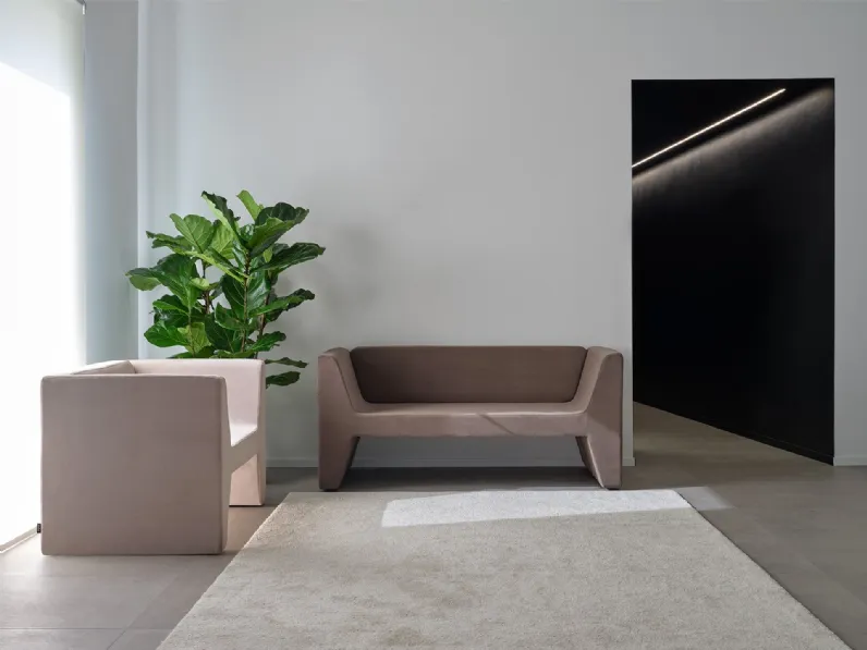 Poltrona e Divano Akka per ospiti e attesa di Nahu