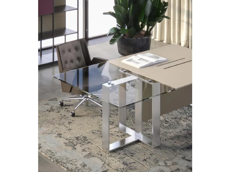 Scrivania Direzionale con basamento in alluminio e piano in vetro e pelle Altagamma tavolo di Estel
