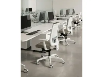 La poltrona da ufficio Assia EV di Vaghi offre un comfort ergonomico superiore grazie al movimento a