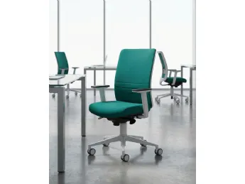 La sedia girevole Bursa Evo Imbottita Advanced di Vaghi offre un comfort superiore e uno stile conte