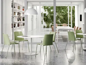 La seduta City di LTForm ottimizza l'attesa con eleganza e comfort.