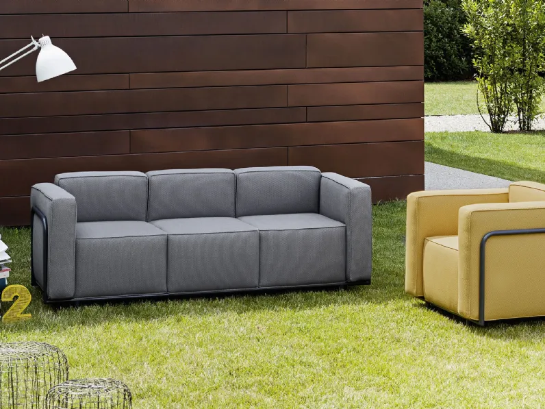 Divano e poltrona da attesa per esterno in tessuto con struttura tubolare metallica Cocktail di Milani