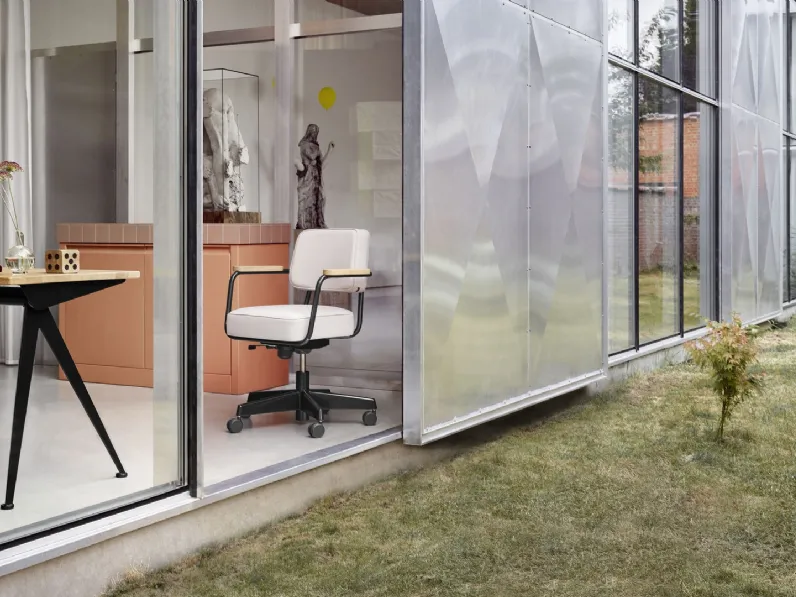 Scrivania operativa con top in legno massello e struttura in acciaio Compas Direction di Vitra