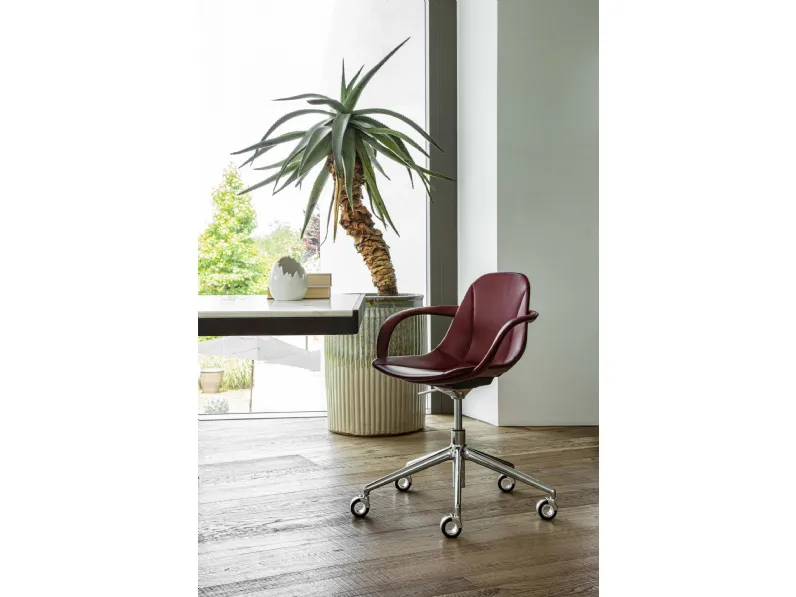 Seduta operativa Couture in pelle con base girevole su ruote di Enrico Pellizzoni