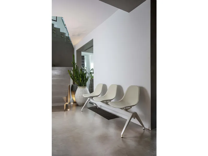 Seduta da attesa Couture rivestita in pelle di Enrico Pellizzoni