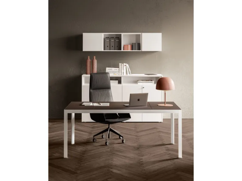 Scrivania Direzionale in pelle con gambe in metallo Hype 05 di About Office