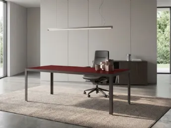La scrivania Direzionale Hype di About Office unisce il calore del laccato all'eleganza del vetro, d