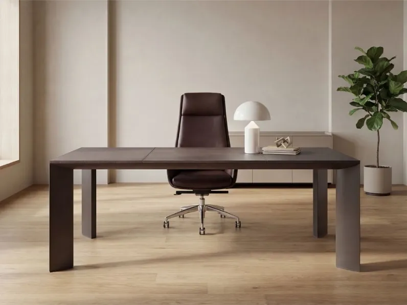 Scrivania Direzionale in pelle e alluminio Kono di About Office