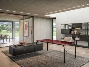 La scrivania Direzionale Yoga in vetro laccato di About Office è un esempio di design elegante e fun